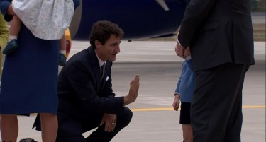Малиот принц ниту се ракува ниту му даде петка на премиерот Трудо