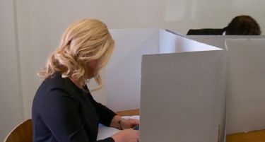 Скандал на изборите во Хрватска – Колинда сликала зад параван