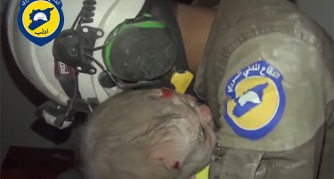 Солзите на еден спасител по ново бомбардирање во Сирија (ВИДЕО)