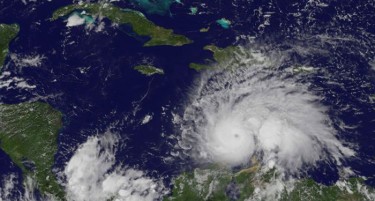 Моќен ураган со ветрови од 260 км/ч се заканува на Карибите