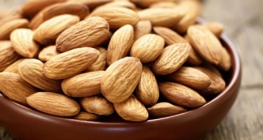 Бивши кошаркар засадил плантажа со бадеми