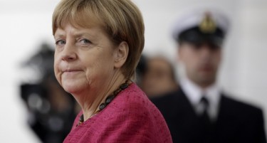 Меркел бара  да престане конфликтот во Либија