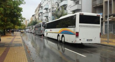 (ФОТО) Автобуси од повеќе градови на пат кон Скопје на собир на ВМРО-ДПМНЕ