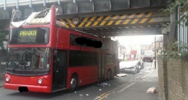 ФОТО+ВИДЕО: Двокатен автобус се заби во мост во Лондон
