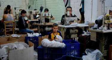 Шокантно откритие - Деца бегалци работат во конфекции во Турција