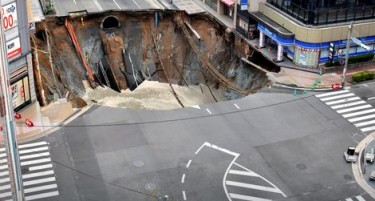 ФОТО+ВИДЕО: Огромна дупка „голтна“ улица и уште се шири