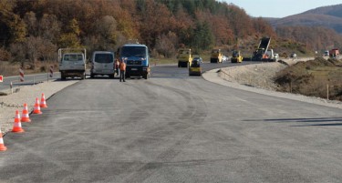 Се преврте камион кај Подвис, возачот повреден