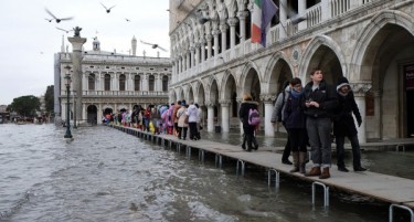 Венецијанците со куфери протестираа над каналите