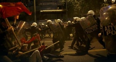 ФОТО+ВИДЕО: Насилни протести во Атина, Грците лути поради посетата на Обама