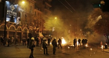 ФОТО+ВИДЕО: Судири меѓу анархистите и полицијата во Атина