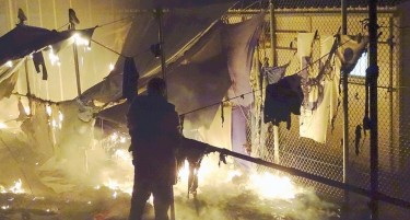 ВИДЕО: Жена и дете изгореа во пожар во грчки камп