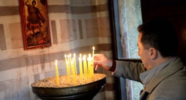 Во ек на кампања Груевски запали свеќа и се помоли во манастирот Вељуса