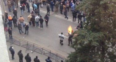 (ФОТО) ДИК ПОД СИЛНО ОБЕЗБЕДУВАЊЕ: „Бранителите на победата“ запалија оган