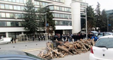 Стигнаа дрва, ќе се пали оган пред ДИК за загревање на демонстрантите