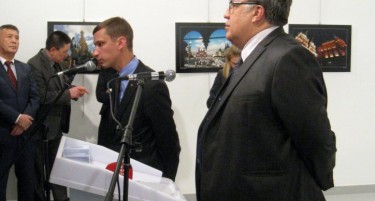 (ФОТО ПРИКАЗНА) АТЕНТАТ ВО АНКАРА: Рускиот амбасадор држеше говор, минута потоа се слушнаа рафали!