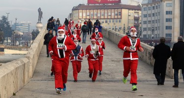 (ГАЛЕРИЈА) Се тркаа Дедо Мразовци во Скопје