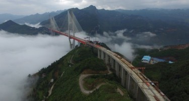(ВИДЕО) ВОЗЕЊЕ ПО ОБЛАЦИТЕ: Кинезите го направија највисокиот мост на светот!