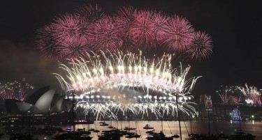 Видео: Сиднеј пулсираше за Нова година во музиката на Принс и Дејвид Боуви