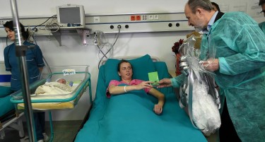 Првото бебе годинава и мајката посетени од политичарите, како што е редот добија и подароци