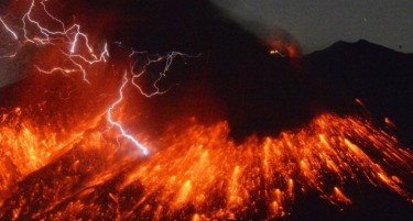 ЗАГРОЗЕНИ ПОЛОВИНА МИЛИОН ЛУЃЕ: Се разбуди вулкан кај Неапол