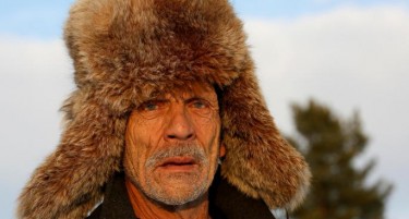 (ФОТО) Русин живее сам во напуштено сибирско село: Разговара само со мачка и куче!