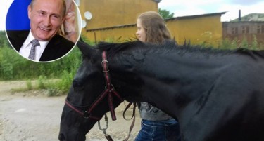 (ВИДЕО+ФОТО) Путин подобар од Дедо Мраз - на тинејџерка и подари коњ