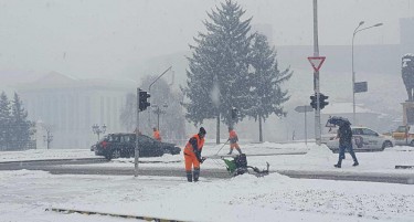 (ФОТО) СКОПЈЕ ВО СНЕЖНА ИДИЛА: Се чистат улиците од снегот кој уште вее!