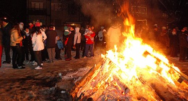 МПЦ ЗБОРУВА АМА НИКОЈ НЕ ЈА СЛУША: Коледарските огнови и вечерва ќе изгорат илјадници денари и дрва!