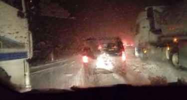 (ВИДЕО) ВОЗИЛАТА ПО АВТОПАТОТ ВЕЛЕС-СКОПЈЕ ЕДВАЈ СЕ ДВИЖАТ: Снегот не фати неподготвени!