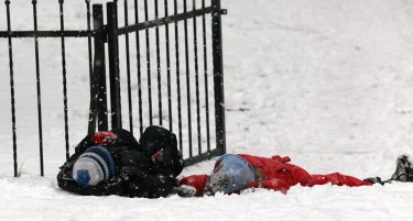 СЕВЕРНИОТ ПОЛ ДОЈДЕ ВО МАКЕДОНИЈА: Снегот ги завеа патиштата, викендов поларни температури
