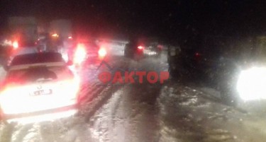 (ВИДЕО) ПО ИЗЛИЗГАНИ ВОЗИЛА И ИЗМРЗНАТИ ГРАЃАНИ: Патот ВЕЛЕС-СКОПЈЕ се врати во нормала