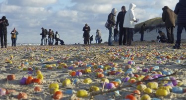 (ВИДЕО) КИНДЕР ИЗНЕНАДУВАЊЕ: Германско море исфрли околу 100 000 киндер јајца!
