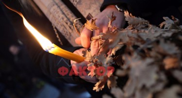 (ГАЛЕРИЈА) СТУДОТ НЕ Е ПРЕЧКА ДА СЕ ЧЕСТВУВА БАДНИК: Граѓаните запалија свеќи, се напија греана ракија и си земаа бадниково гранче