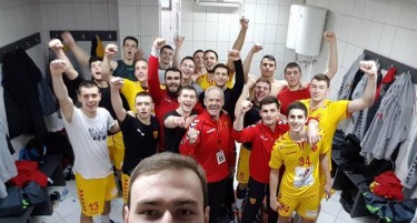 Младите ракометари ја израдуваа нацијата на Бадник