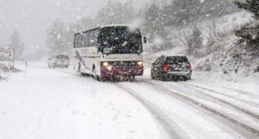 Заглавиле во снег на стариот пат Куманово-Скопје, па ги спасувале