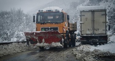 Нема забрани на патиштата, но сообраќајот се одвива отежнато - Бидете внимателни