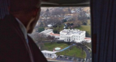 ФОТОГРАФИЈА НА ГОДИНАТА: Последен поглед на Обама на Белата куќа