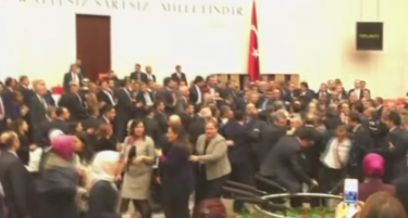 Видео: Масовна тепачка во Турскиот парламент по реформите на Ердоган