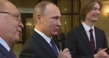 (ВИДЕО) Путин зема микрофон и запеа со студентите