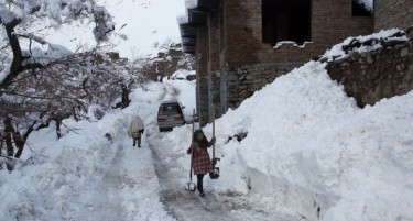 ЛАВИНИ ВО АВГАНИСТАН: Загинаа 191 човек, а има и заглавени под снегот