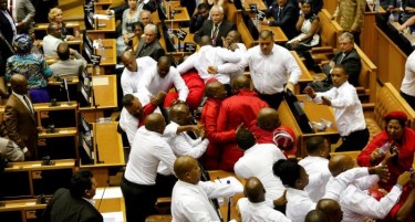 (ВИДЕО) Тепачка меѓу пратеници во Јужна Африка