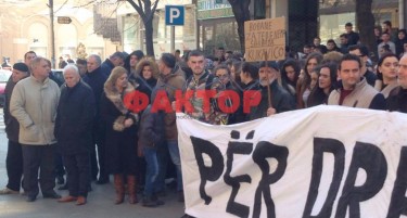 (ФОТО) Протест во Куманово, му се суди на возачот кој го прегази малиот Алмир