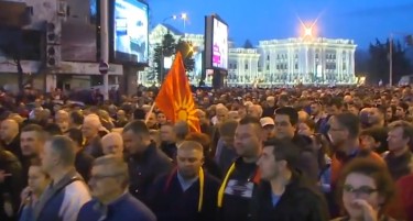 ВИДЕО ВО ЖИВО: „Дојде времето за заедничка Македонија“-протестантите одат кон Собрание