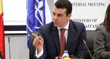 Попoски: Курц е погрешно интерпетиран, сместувањето не е опција