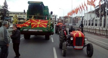 Со трактори и комбајни протестираат „За заедничка Македонија“