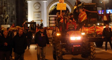 (ФОТО) ТРАКТОРИ И КОМБАЈНИ на чело на протестите „За заедничка Македонија“