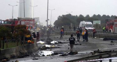 Хеликоптер со седум патници се урна во Истанбул, нема преживеани