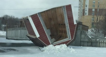 (ВИДЕО) НЕВИДЕНО НЕВРЕМЕ: Ураган носи куќи и превртува автомобили во Канада