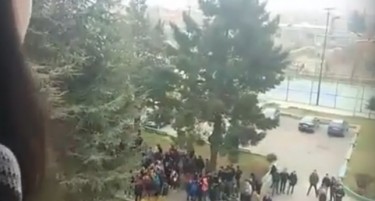 (ВИДЕО) ТЕНЗИИ ВО ПРИЛЕП: Ученици упаднаа во дворот на Гимназијата „Мирче Ацев“ и  извикуваат „продадени души“