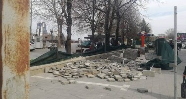 (ФОТО) Пред викендот почнува да се гради пристапната улица на Кеј, кафанџиите револтирани на протест
